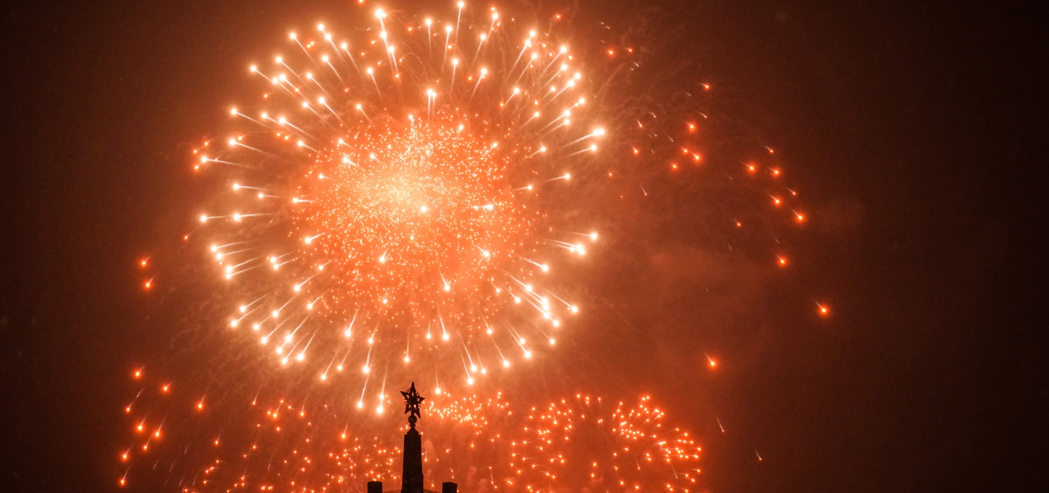 Салют на ВДНХ в Москве